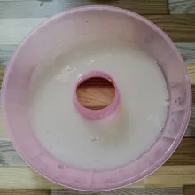Tuang 1/2 bagian puding susu di atas puding kaca yang sudah berkulit. Kemudian tunggu sampai adonan susu berkulit.