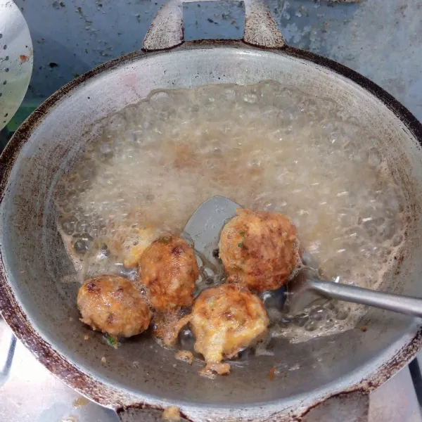 Goreng sampai matang. Angkat, tiriskan dan sajikan.