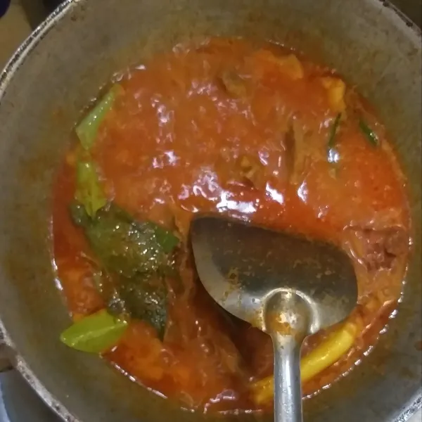 Tambahkan bumbu daun dan air kaldu daging.