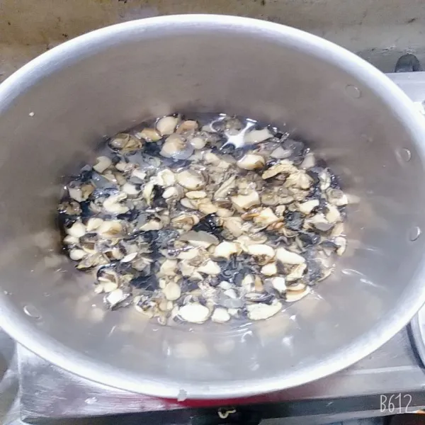 Panaskan air rebus keong. Setelah mendidih, buang air rebusan nya kemudian rebus kembali.