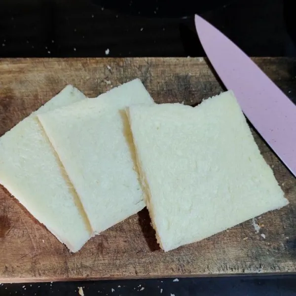 Potong pinggiran roti, sisihkan.