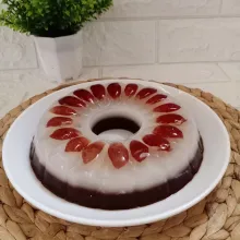 Kemudian keluarkan dari cetakan lalu potong-potong. Sajikan.