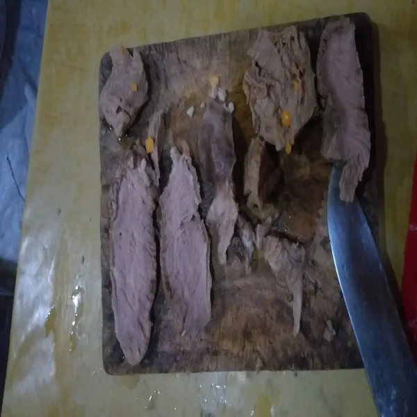 Cuci daging, kemudian lumuri air perasan jeruk nipis. Rebus setelah mendidih, buang busa air rebusan daging, kemudian potong-potong.