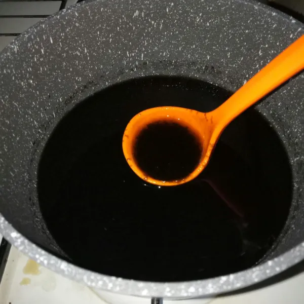 Campur jelly cincau dengan air, aduk hingga larut
