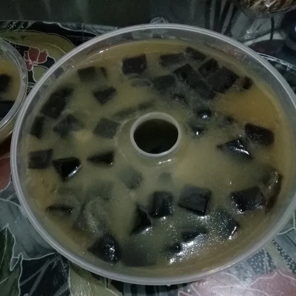 Masukkan lagi puding cincau dan tuangkan puding gula merah. Lakukan hingga habis. Simpan di kulkas