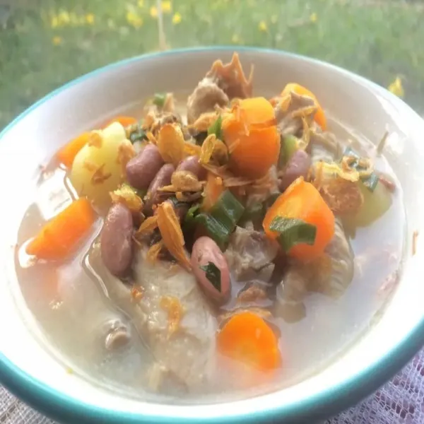 Beri taburan bawang goreng dan Sayur Sop Ayam Kacang Merah By KinKin siap dinikmati