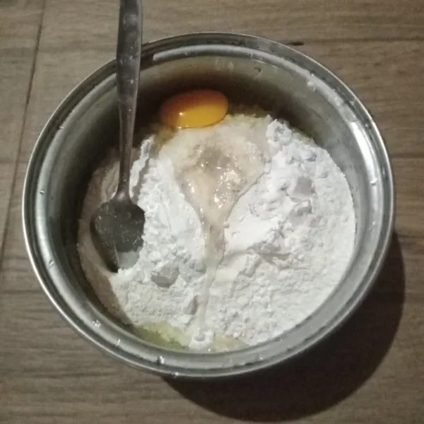 Masukkan semua bahan dalam wadah (kecuali air dan minyak), aduk bahan kering hingga tercampur rata.