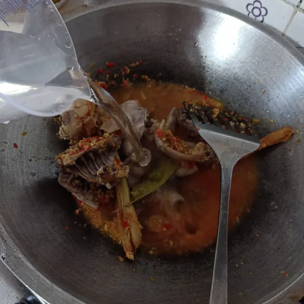 Masukkan ayam dan air, aduk rata, biarkan mendidih.