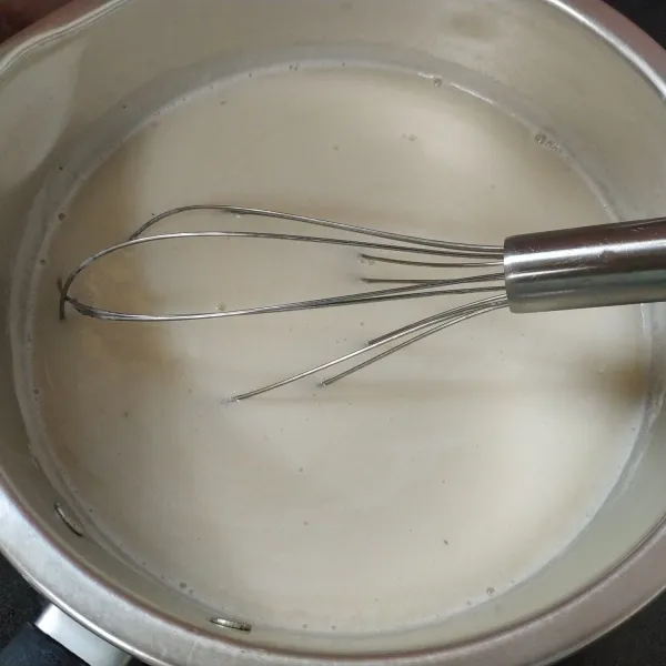 Selanjutnya masukkan campuran gula dan bubuk jelly masak hingga mendidih.