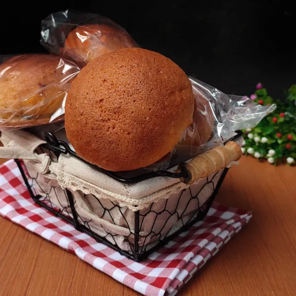 Ketika sudah dingin, masukkan ke dalam plastik supaya topping gula tidak basah. Jika terlanjur basah, bisa dipanaskan dioven sebentar.