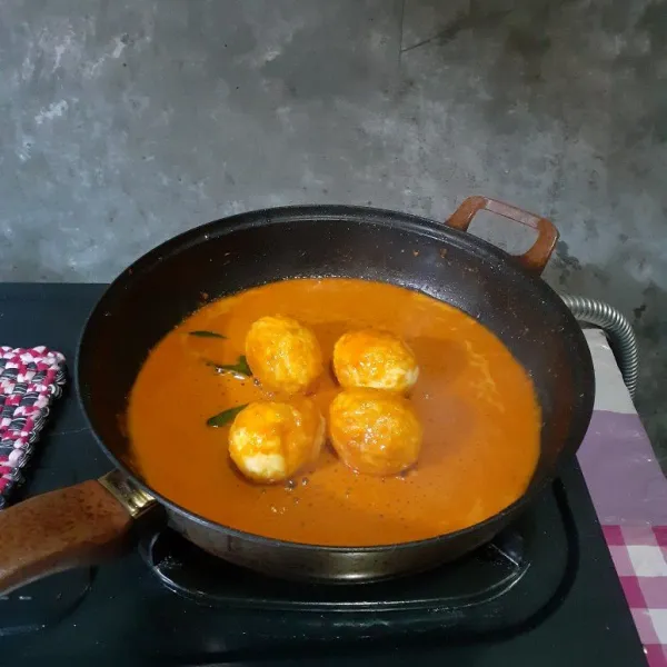 Masukkan air, garam, gula, penyedap rasa, dan kecap manis. Masak sampai air menyusut.