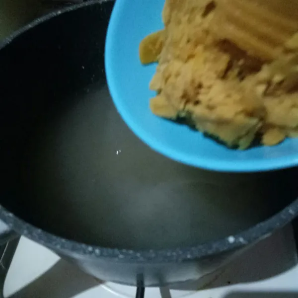 Masak dan masukkan gula merah, aduk hingga larut