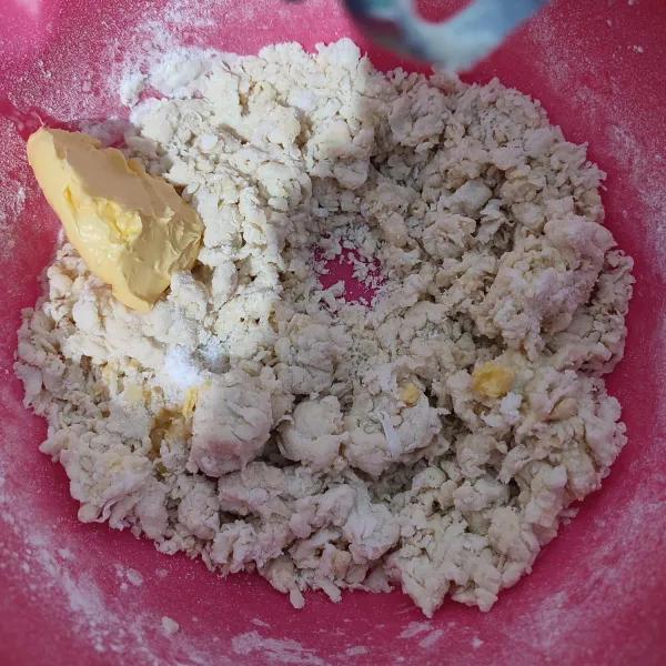 Masukkan margarin dan garam. Uleni hingga kalis elastis.