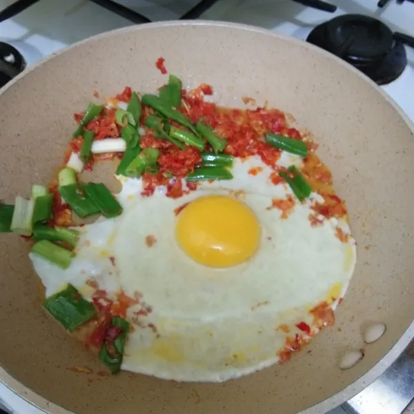 Masukkan telur ayam, tambahkan garam secukupnya, lalu aduk cepat.