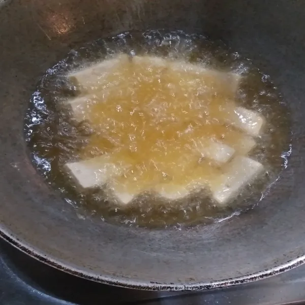 Panaskan minyak goreng tahu hingga matang dan crispy, angkat, tiriskan.