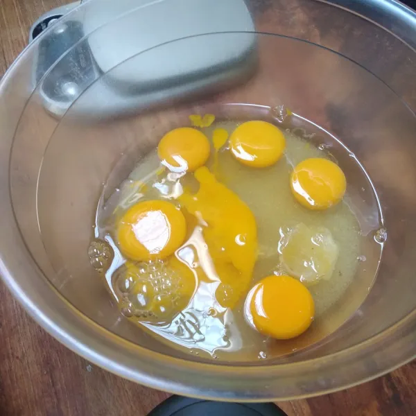 Campur telur, gula dan SP dalam wadah, saya buat dua resep.