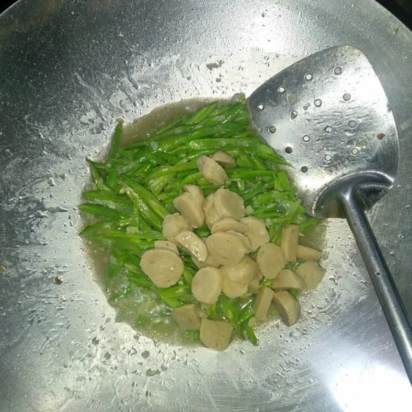 Masukkan bakso dan sedikit air.