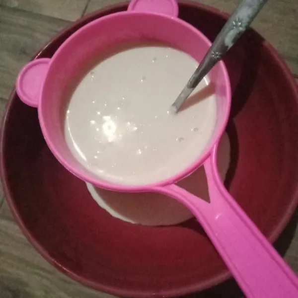 Saring agar tidak ada adonan yang bergerindil.