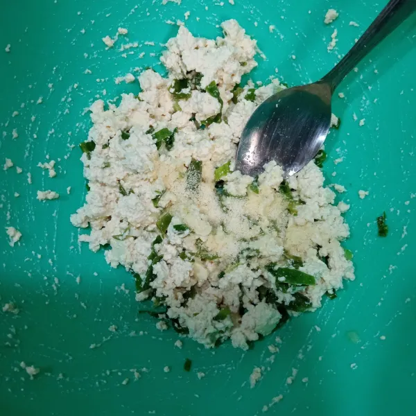 Masukkan irisan daun bawang, garam, lada bubuk, dan kaldu bubuk.