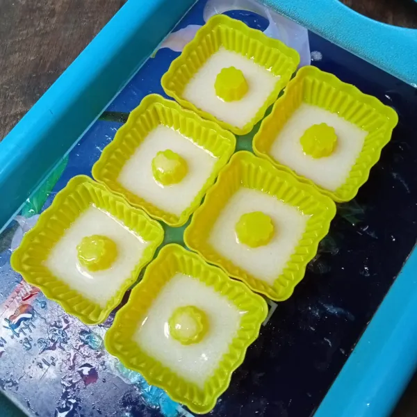 Siapkan cetakan putu ayu, tuang adonan puding ke dalam cetakan setinggi 1/3 cetakan.