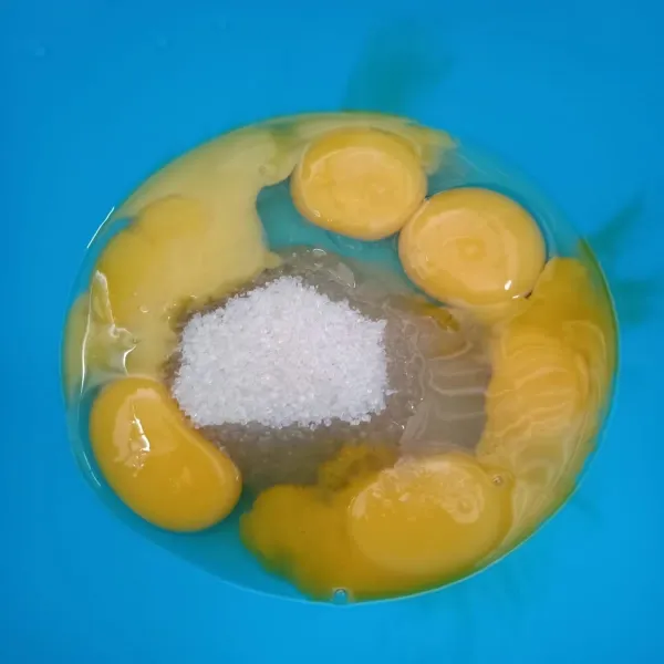Telur, gula dan SP di mixer selama 10 menit sampai kental mengembang