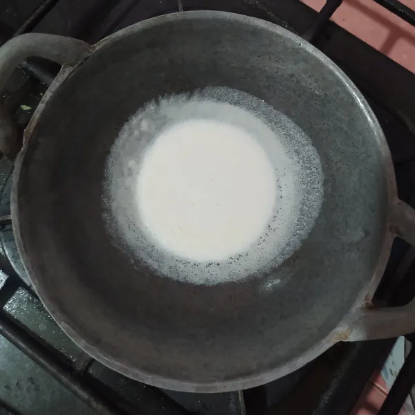 Panaskan cetakan dan olesi dengan minyak. Gunakan api yang sangat kecil. Tuang 1 sendok sayur adonan, ratakan sampai pinggirnya berenda.