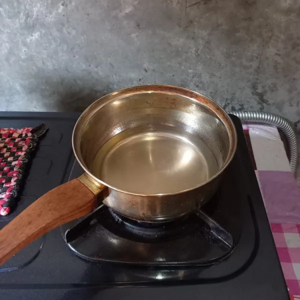 Masak semua bahan puding lapisan pertama.