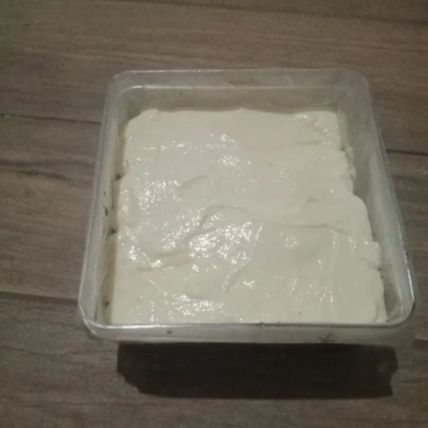 Keluarkan cake yang sudah set dari dalam freezer, tambahkan lapisan kedua, ratakan. Kemudian masukkan kembali ke dalam freezer agar cream cheese set.