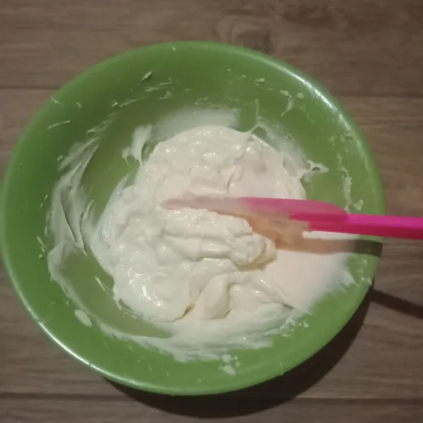 Untuk lapisan kedua, mixer terlebih dahulu wheep cream hingga kaku, lalu mixer cream cheese, susu kental manis, dan jelly hingga tercampur rata. Setelah itu campur dengan wheep cream (asal tercampur rata saja).