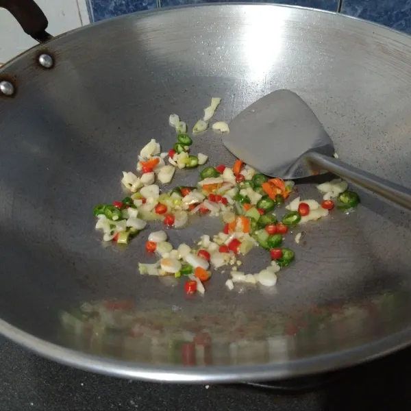 Tumis bawang dan cabe hingga layu dan harum. Beri garam, kaldu jamur dan merica bubuk.