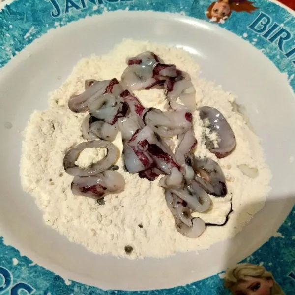 Lumuri cumi dengan tepung pelapis