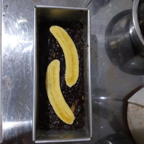 Tuang adonan ke dalam loyang, ratakan. Hias dengan plirisan pisang. Lalu panggang di suhu 180'C selama 35-40 menit atau sampai matang. Sesuaikan dengan oven masing-masing.