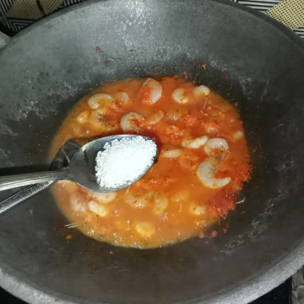 Masukkan air, garam, gula pasir, dan kaldu jamur.