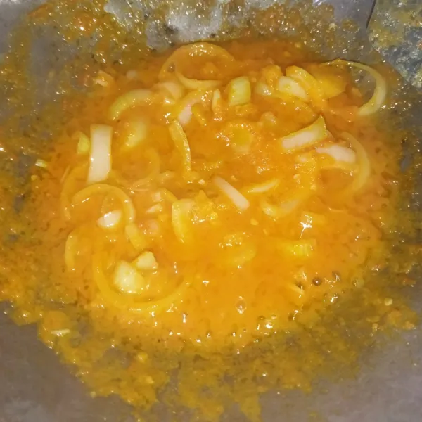 Setelah itu masukkan tomat yang sudah di blender, aduk rata masak hingga bumbu matang dan air dari tomatnya berkurang.