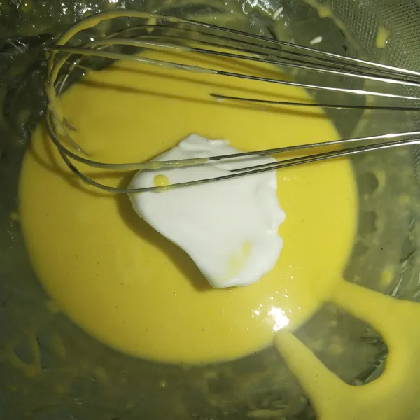 Kemudian mixer putih telur, gula pasir, dan jeruk lemon. Mixer hingga putih kental berjejak, lalu campurkan bahan A ke bahan B, kemudian aduk balik hingga rata.