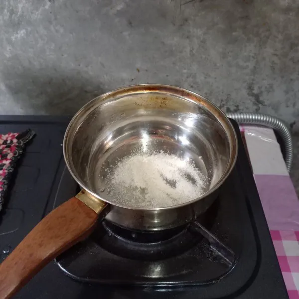 Campurkan bubuk agar-agar dan gula pasir.