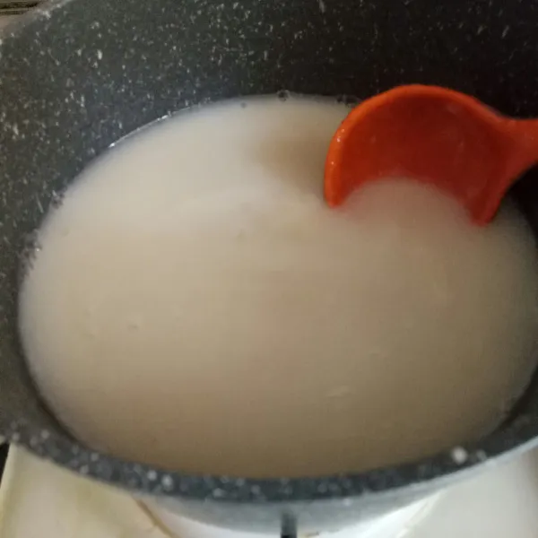 Membuat puding putih, campurkan susu kedelai dan agar-agar, aduk hingga larut