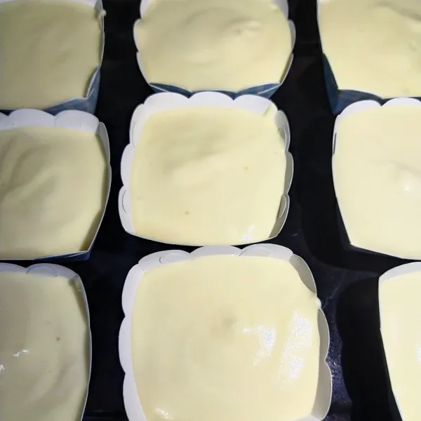 Kemudian masukkan ke dalam cup dan panggang di suhu 170 derajat Celcius api atas bawah selama 30 menit.