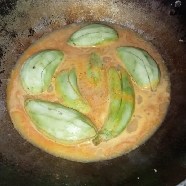 Masukkan terong dan masak hingga terong matang.