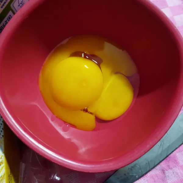 Siapkan kuning telur. Sisihkan dahulu