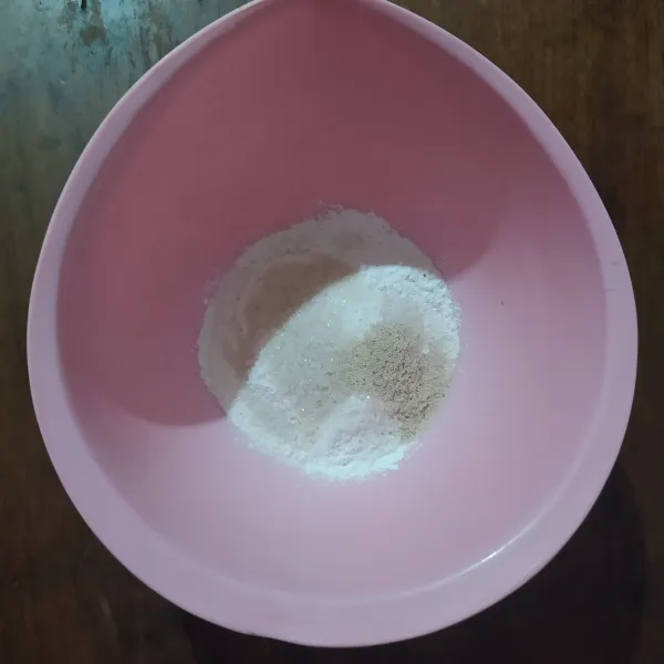 Campur tepung beras, tepung tapioka, gula, garam dan ragi instan.
