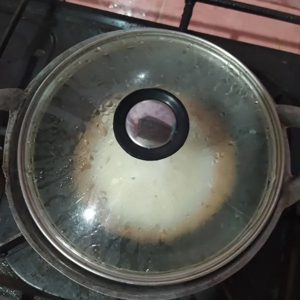 Tutup, tunggu sampai pinggirnya kecoklatan.