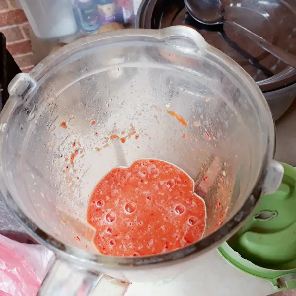 Blender halus tomat, cabai, dan bawang putih.