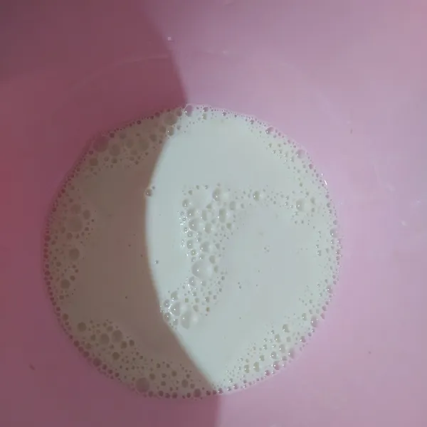 Masukkan santan dan telur, aduk rata dengan whisk sampai gula larut. Diamkan selama 1 jam dengan ditutup serbet bersih.