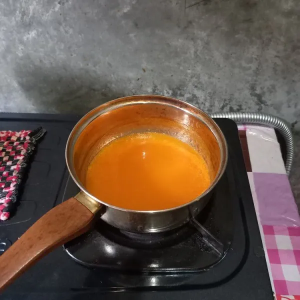 Haluskan pepaya dan air dengan blender. Tuang jus pepaya dalam panci. Masak sampai mendidih.