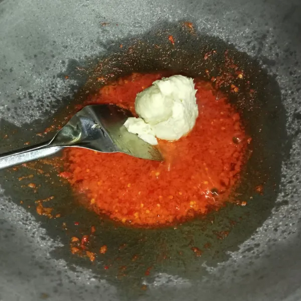 Masukkan tempoyak dan aduk rata.