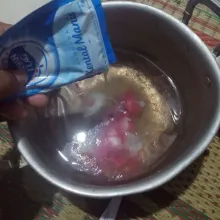 Siapkan panci, masukan air, gula, nutrijel, dan susu aduk rata