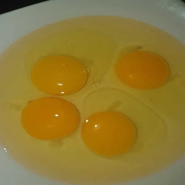 Siapkan 4 buah telur ayam