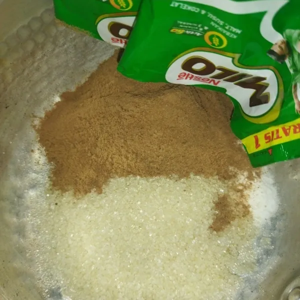 Puding milo : siapkan panci, masukkan jelly plain, gula pasir dan milo.
