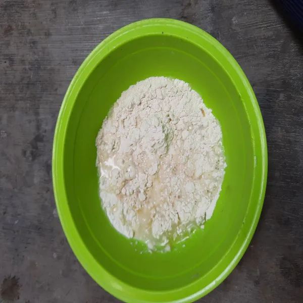 Campurkan semua bahan, kecuali minyak goreng. Lalu ulenin hingga 1/2 kalis.